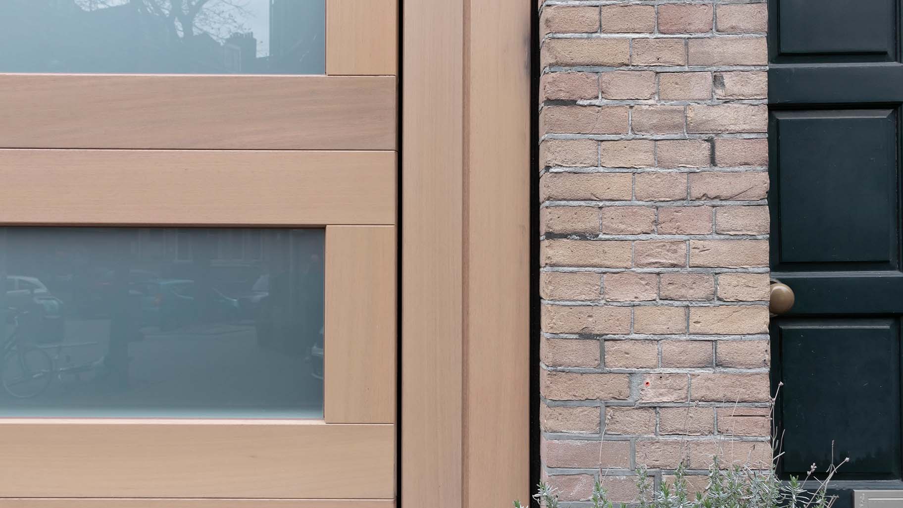 Houten sectionaaldeur en voordeur in Iroko hout