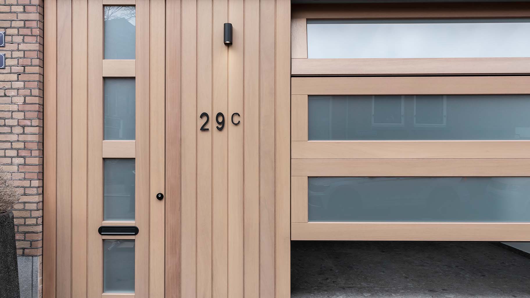 Houten sectionaaldeur en voordeur in Iroko hout