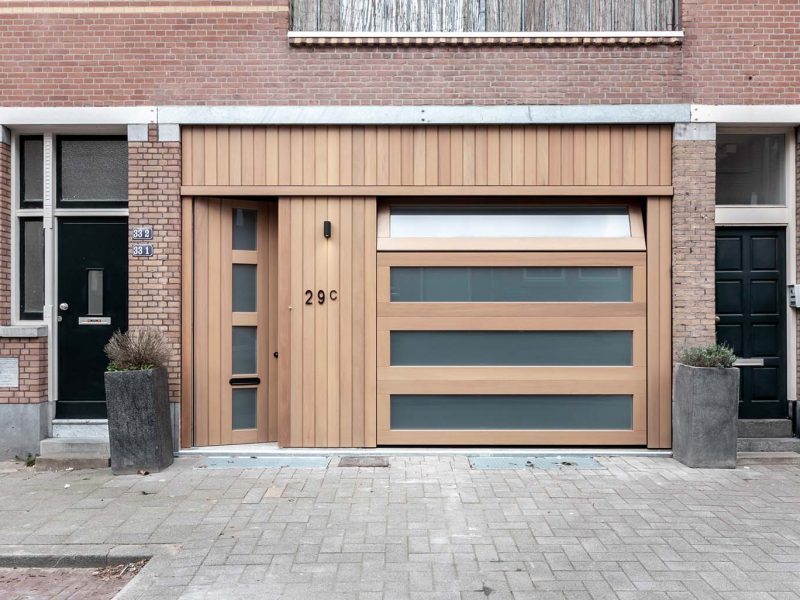 Houten sectionaaldeur met voordeur gelijk in de gevel