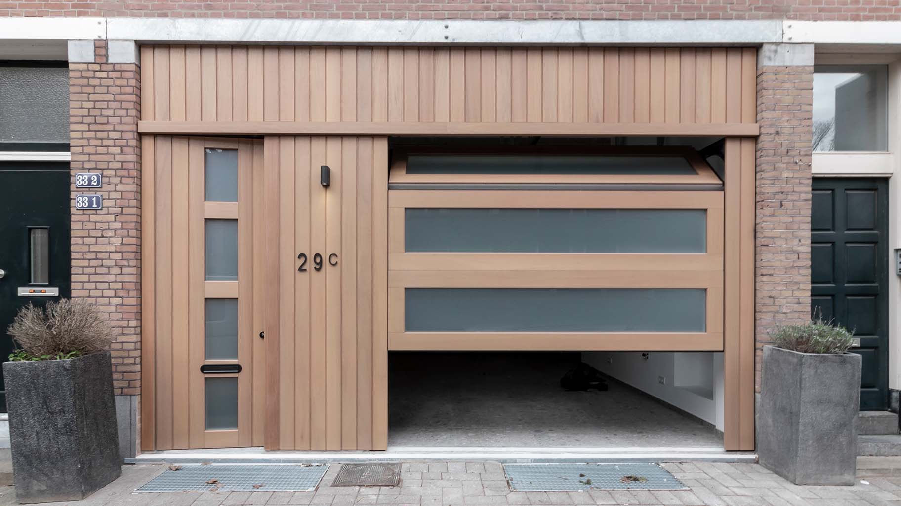 Houten garagedeur met voordeur in Iroko hout