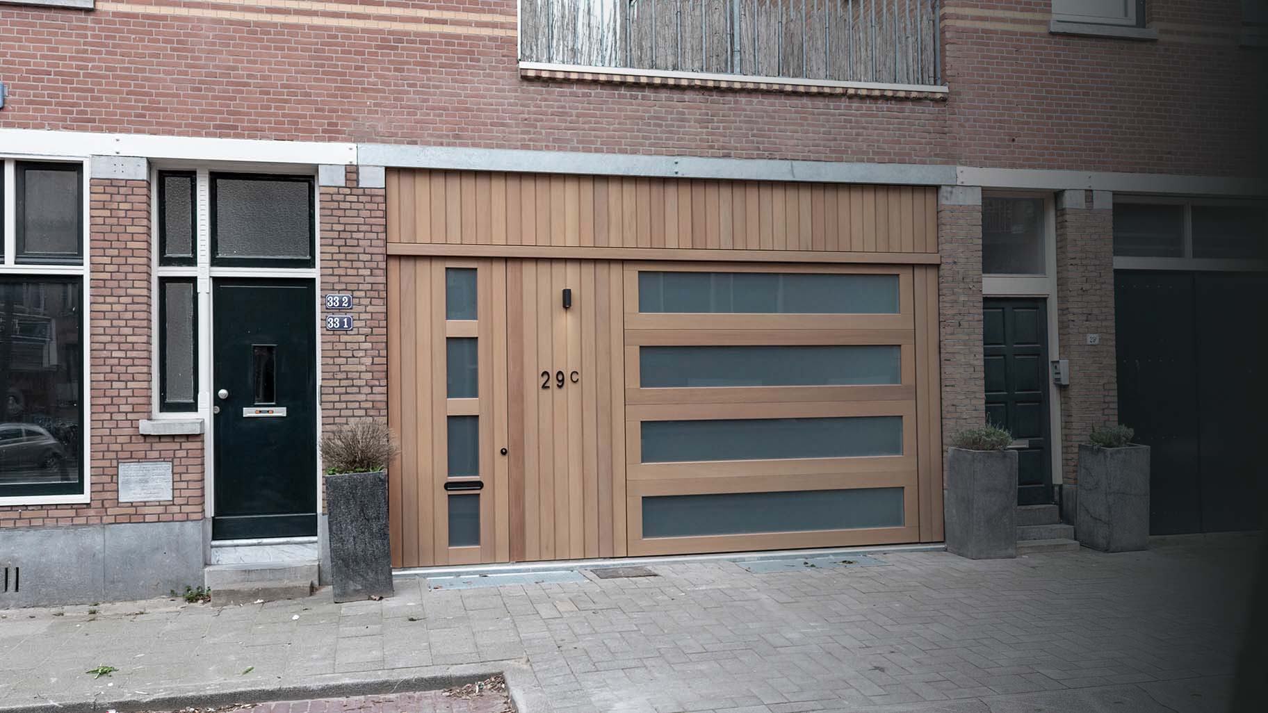 Houten garagedeur met voordeur in Iroko hout met HR++ melkglas