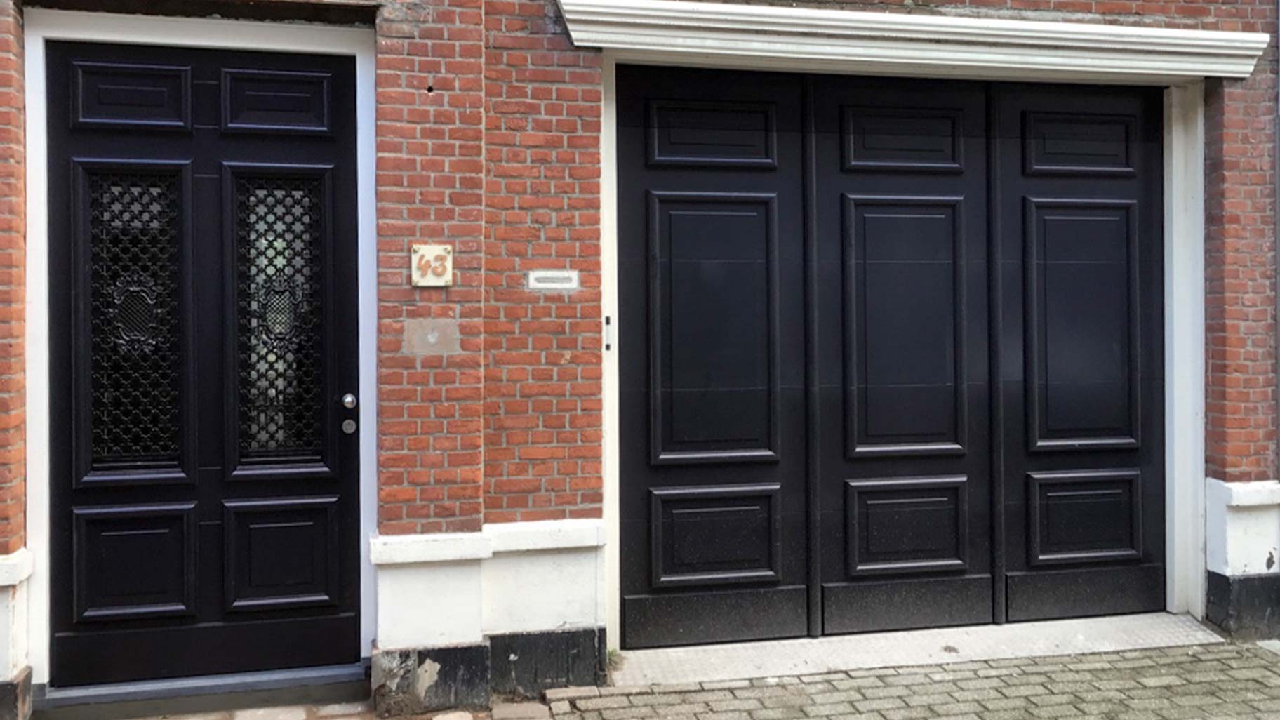klassieke-garagedeur-met-voordeur