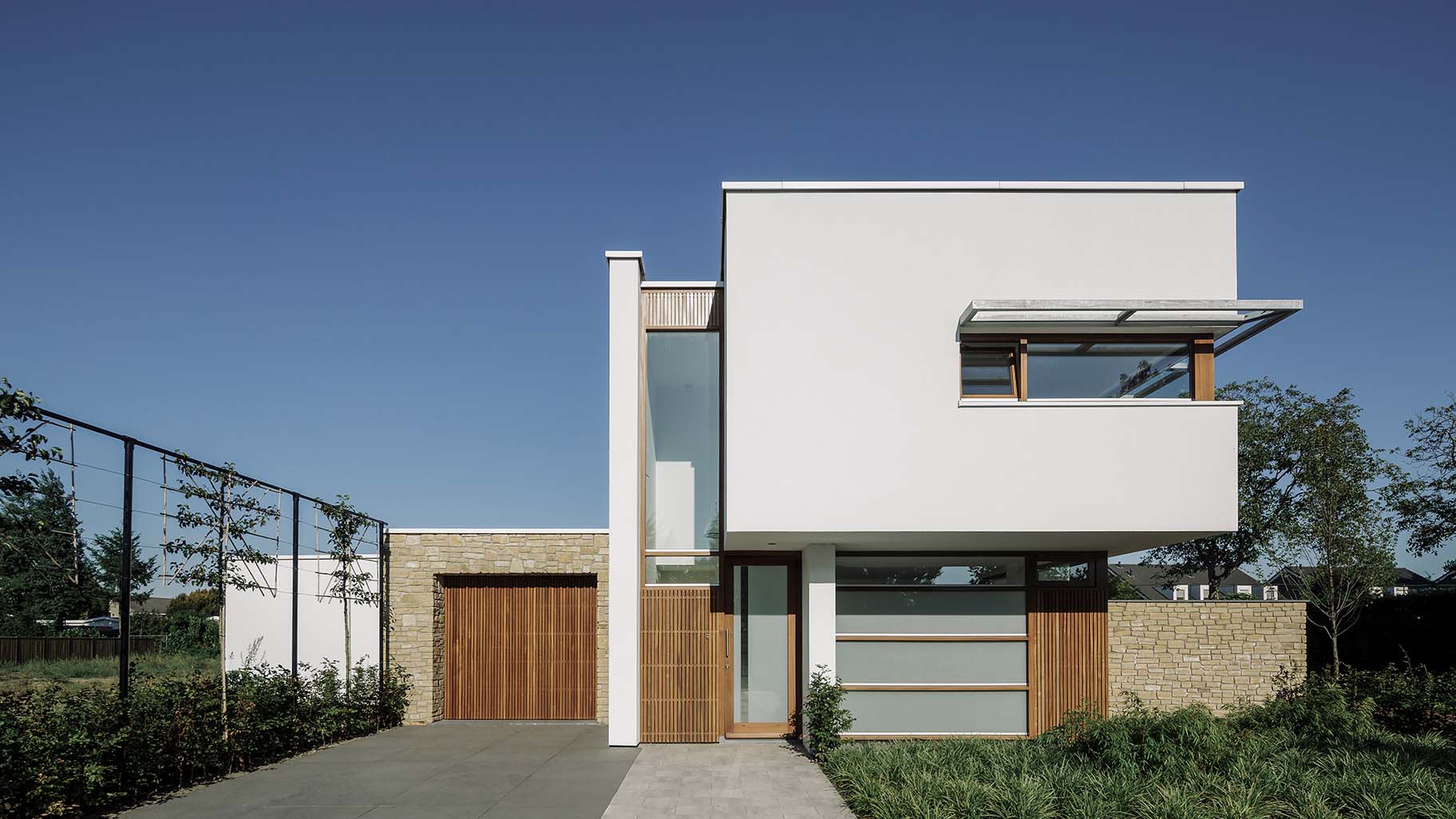 Op maat gemaakte mahonie houten sectionaaldeur gerealiseerd door Different Doors