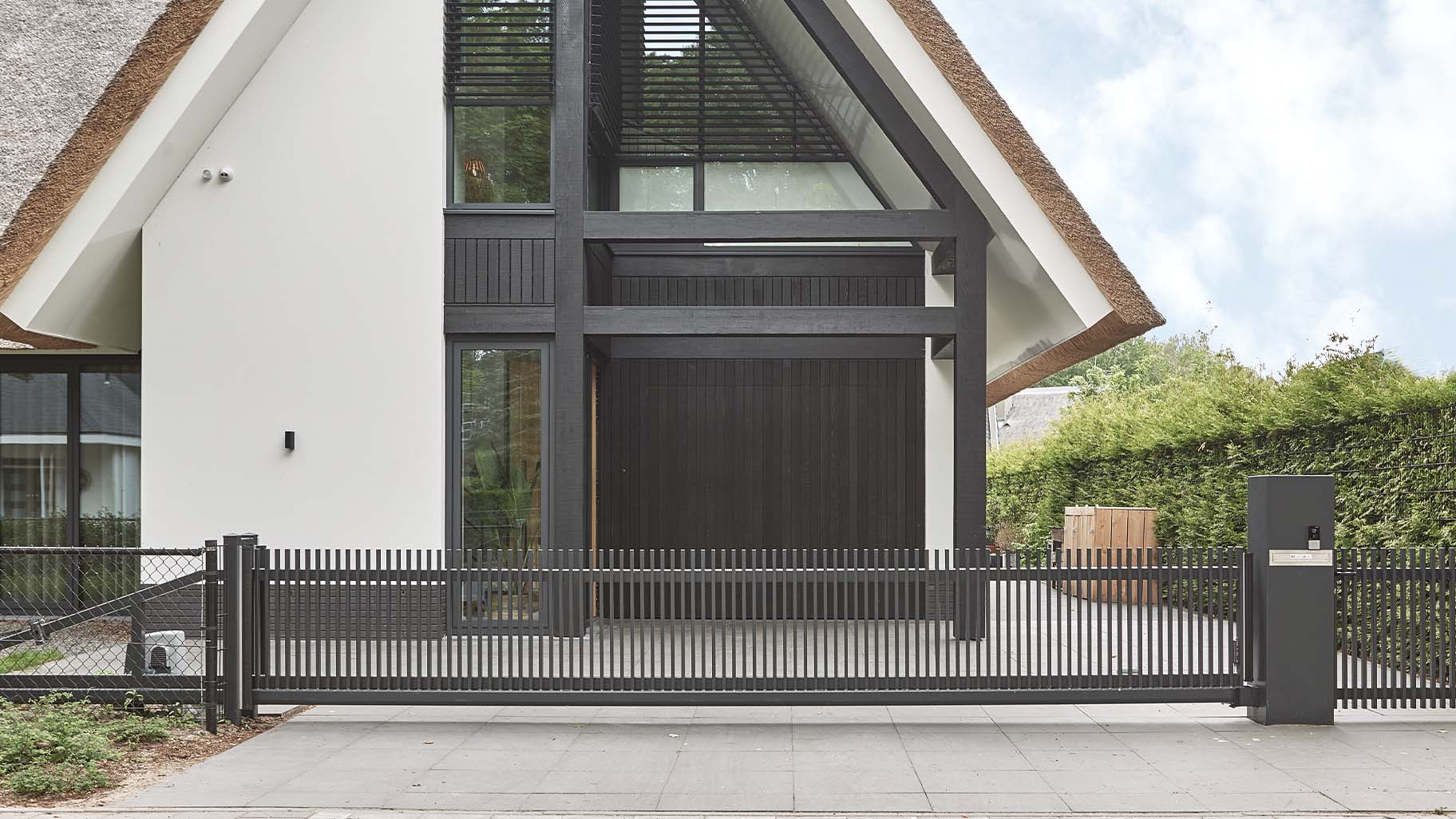 Zwarte houten garagedeur