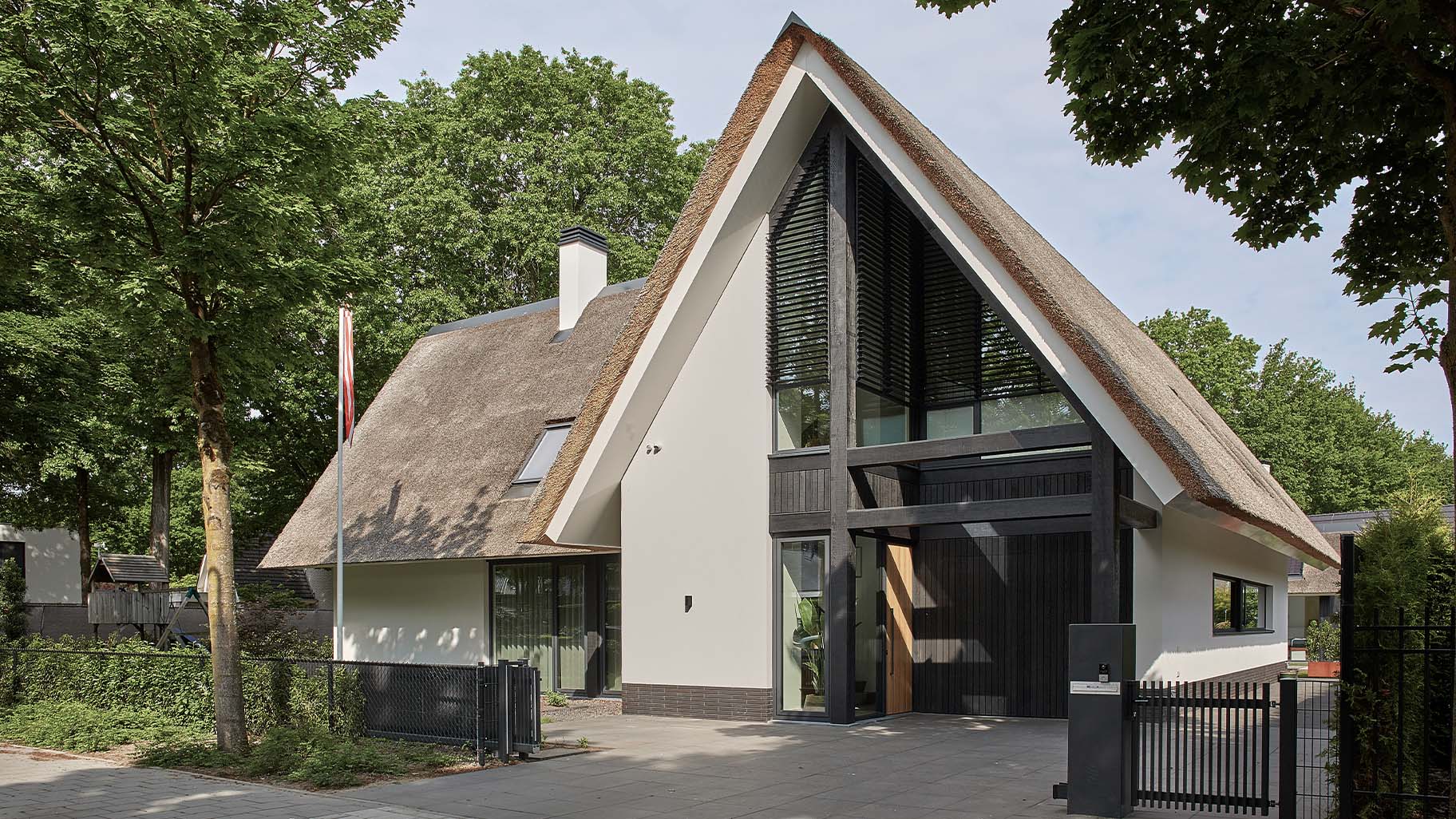 Zwarte houten garagedeur