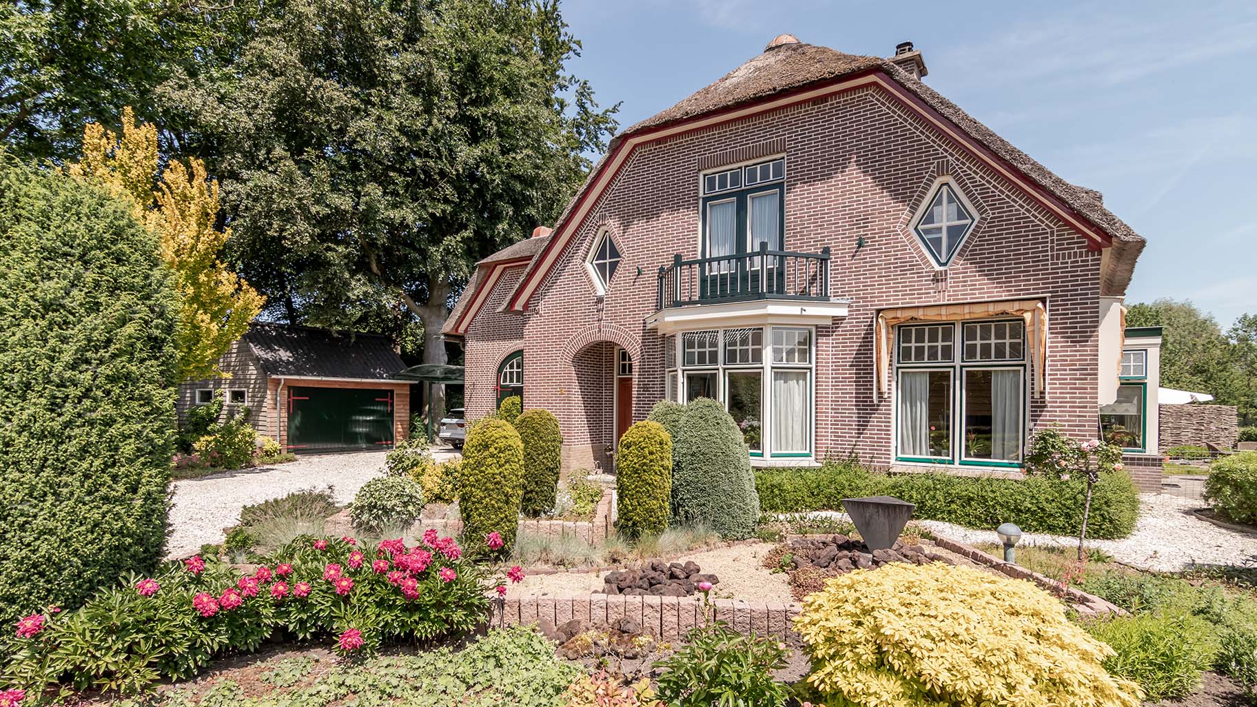 Klassieke garagedeur passend bij woning