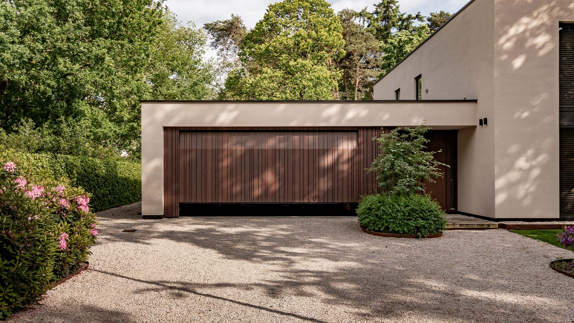 Different Doors houten garagedeur gelijk met de gevel