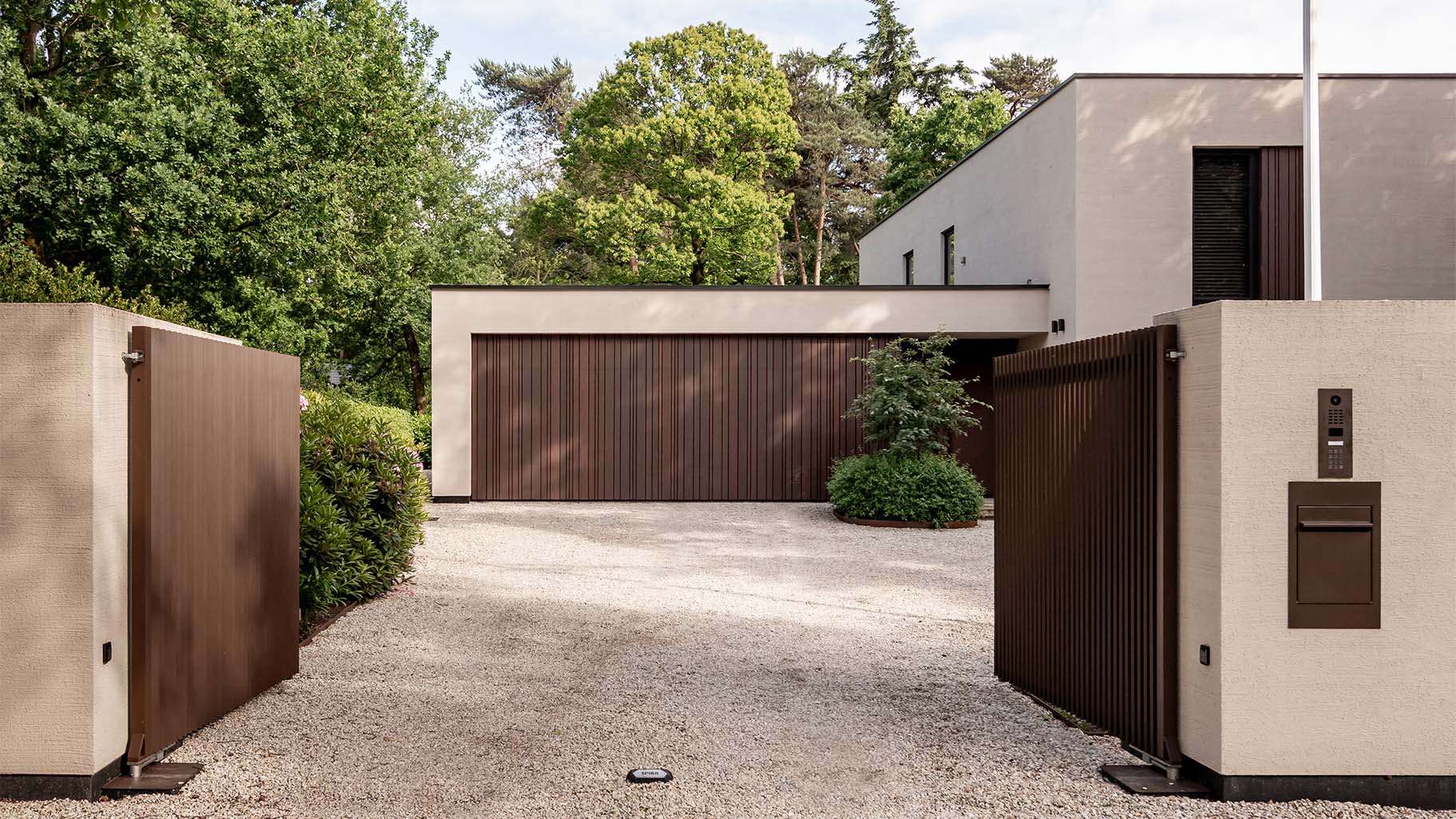 Different Doors houten garagedeur gelijk met de gevel