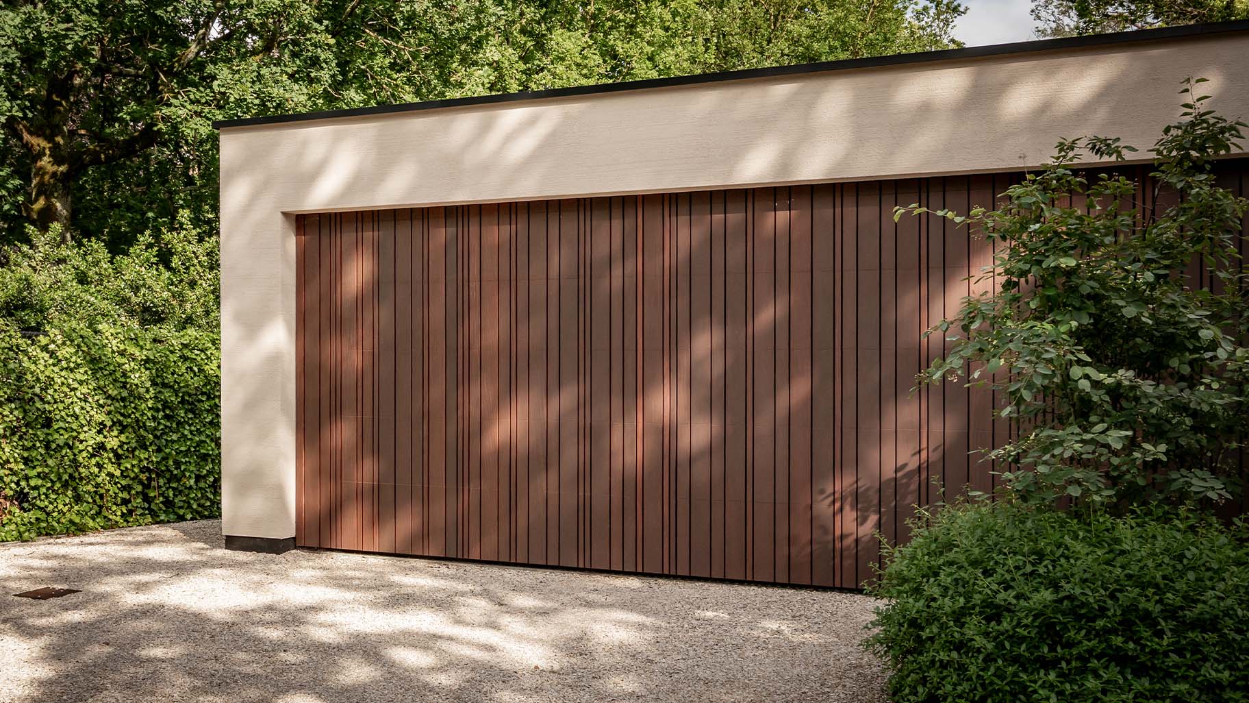 Different Doors houten garagedeur gelijk met de gevel