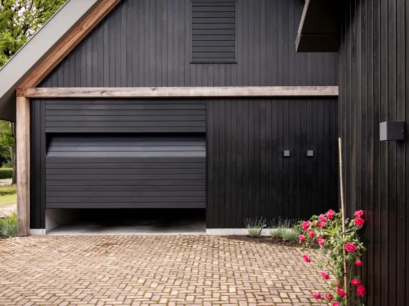 Zijwaartse houten garagedeuren met loopdeur | Different Doors