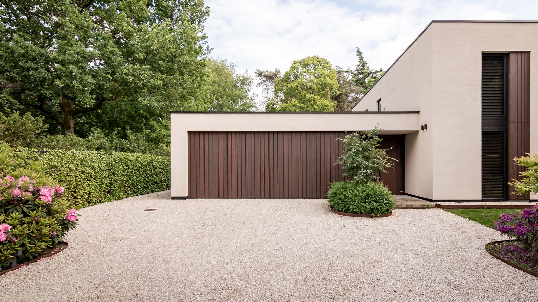 Houten garagedeur nieuwbouwwoning