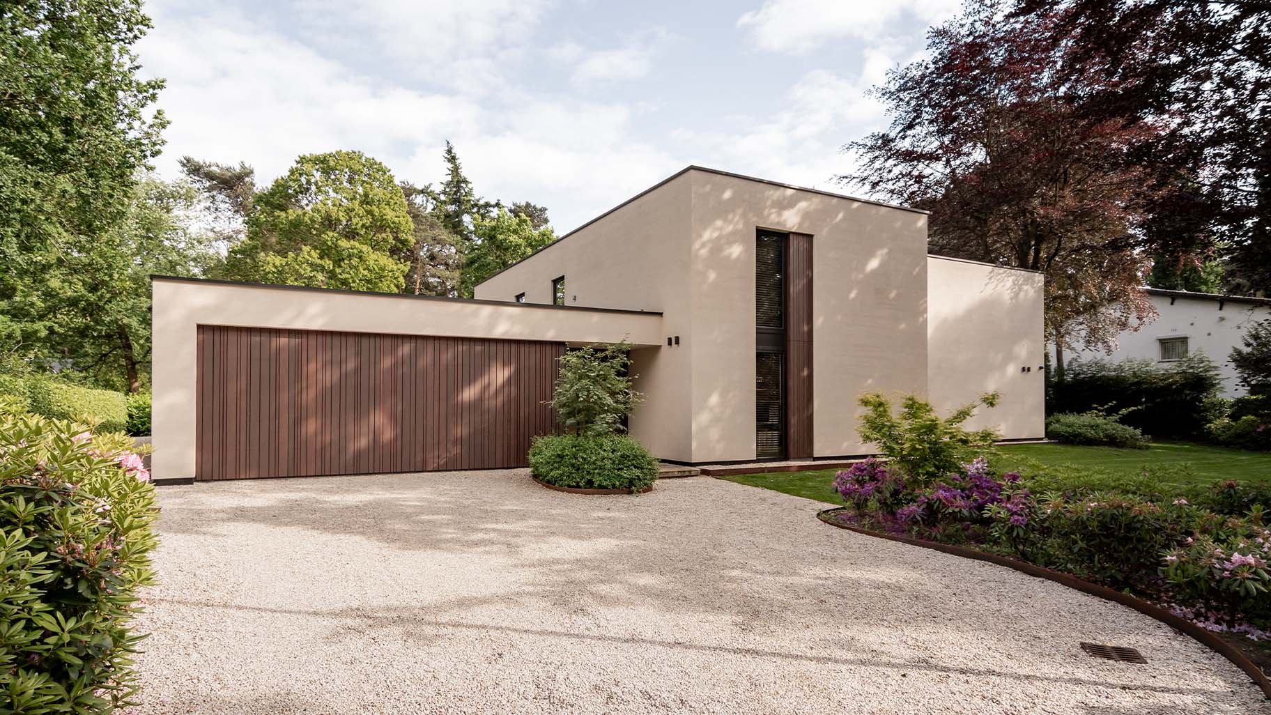 Houten garagedeur nieuwbouwwoning