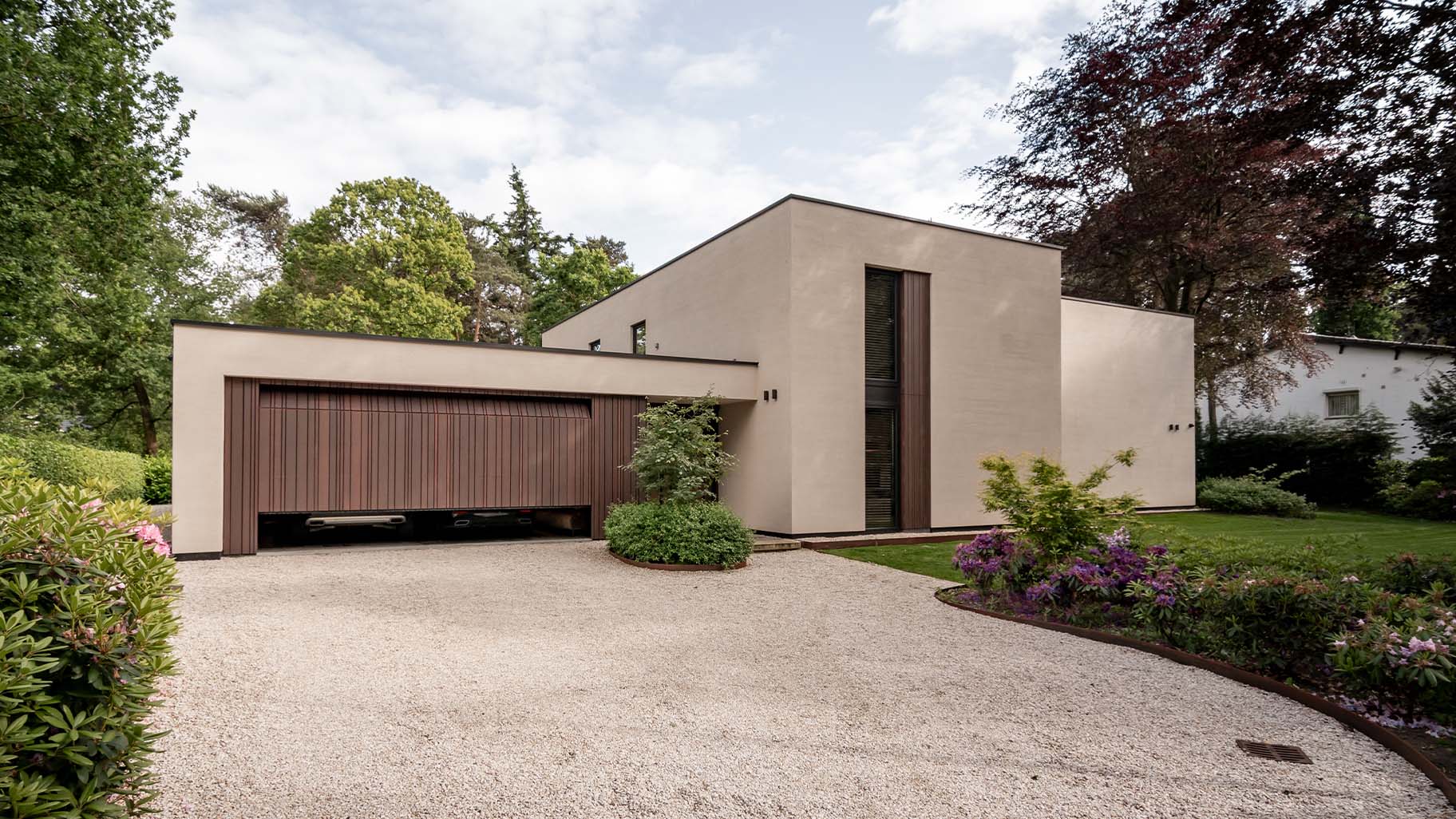 Houten garagedeur nieuwbouwwoning