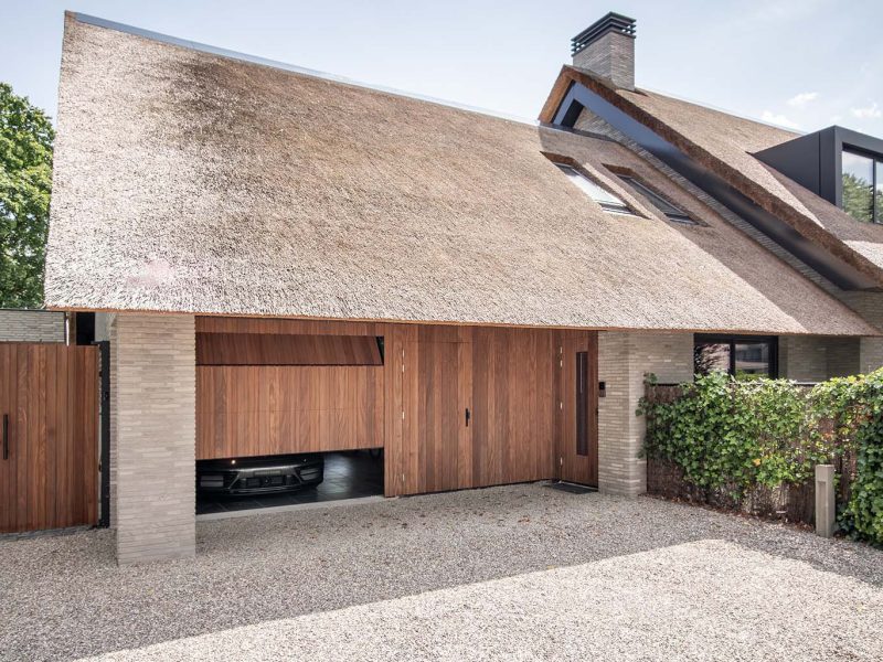 Houten garagedeur onzichtbaar in de gevel
