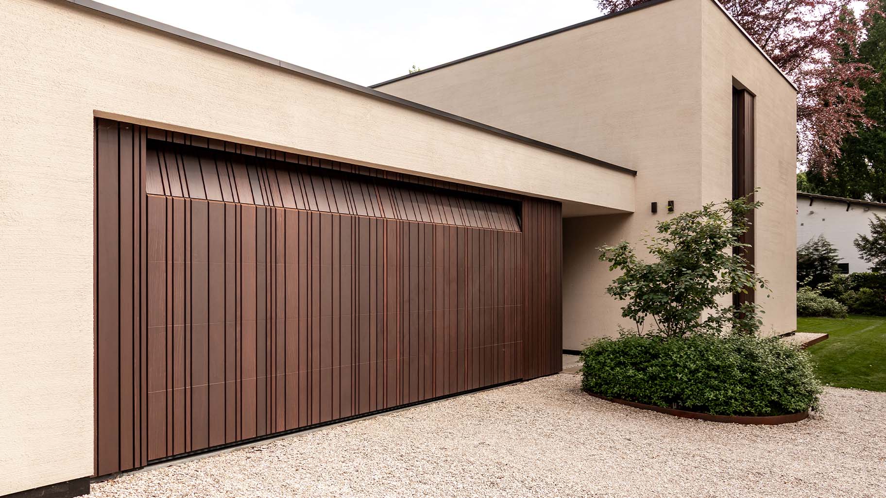 Houten sectionaaldeur luxe villa