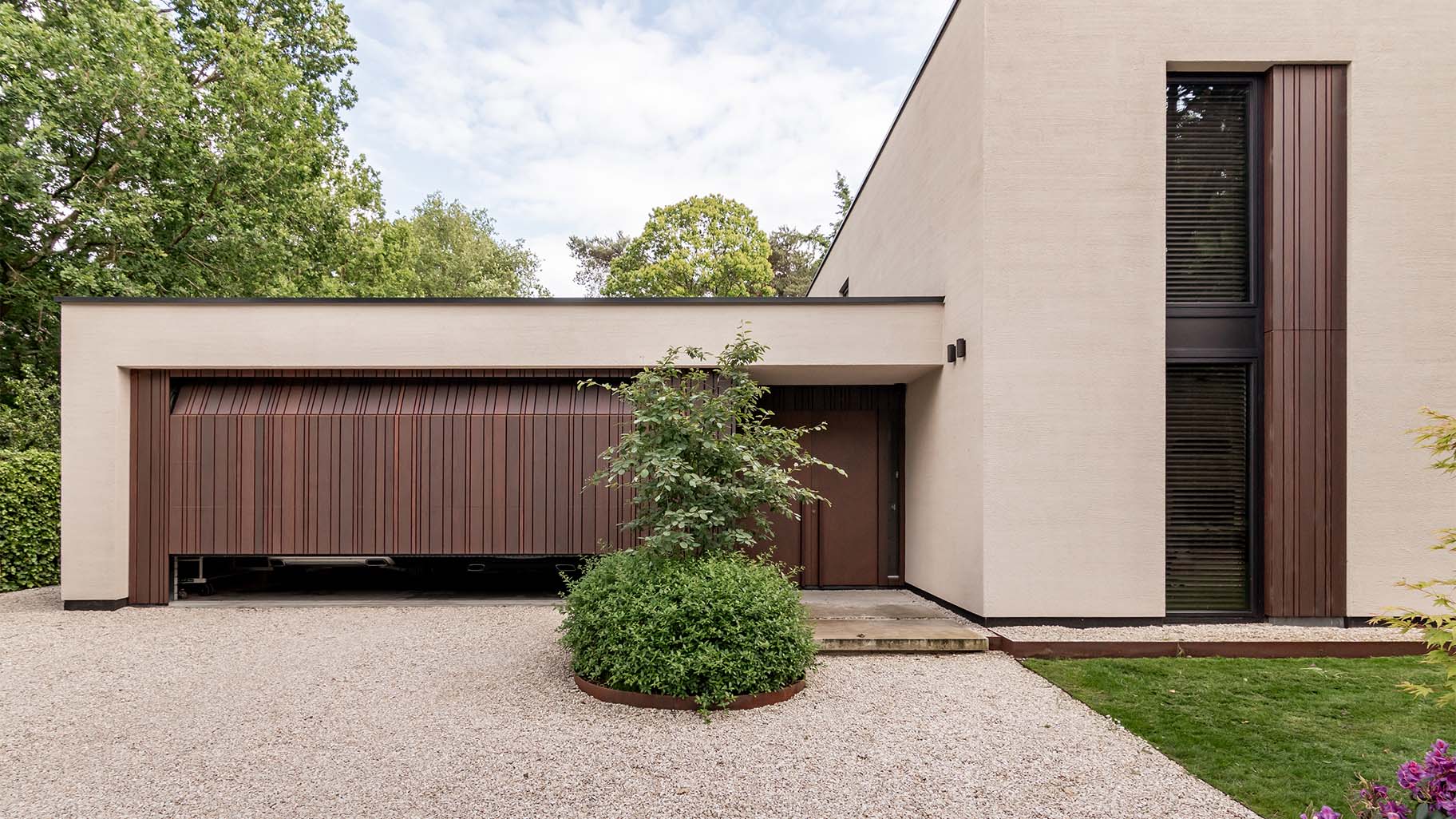 Houten sectionaaldeur luxe villa