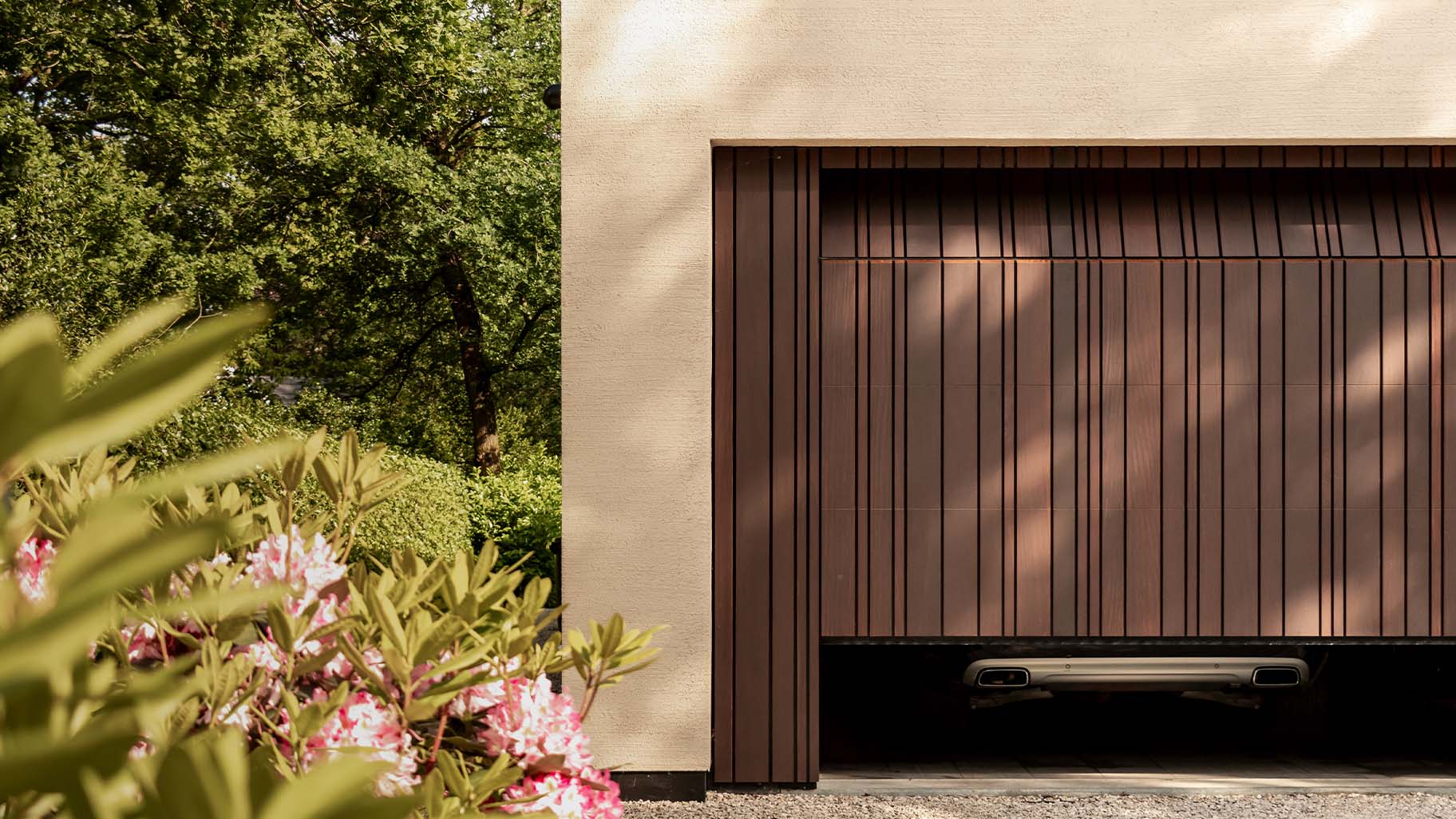 Houten sectionaaldeur luxe woning