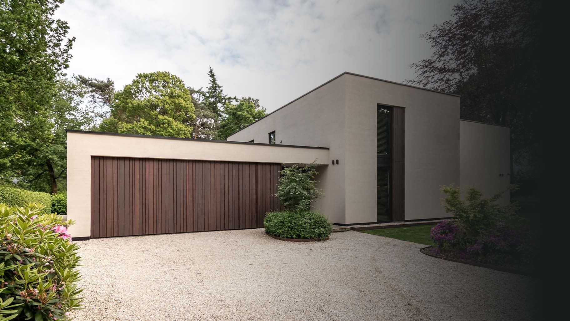 Onzichtbare garagedeur met gevelbekleding