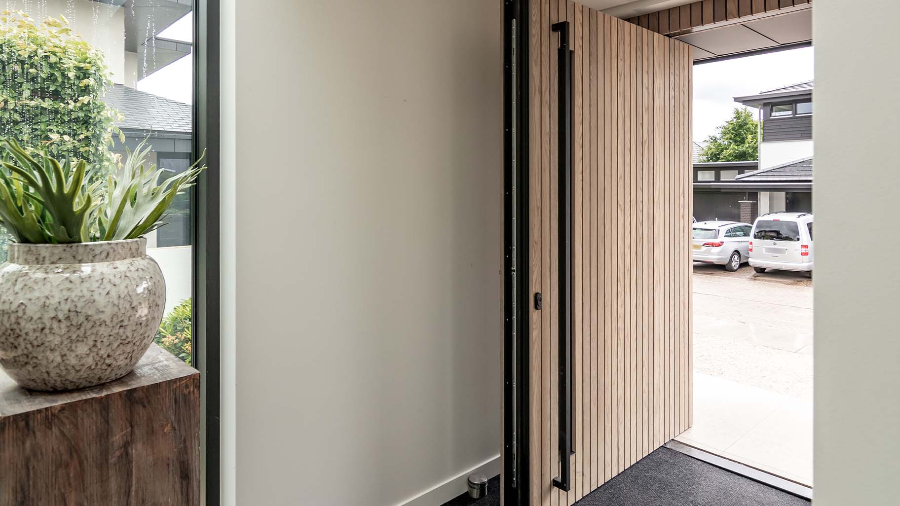 Taatsdeur van vergrijsd essenhout