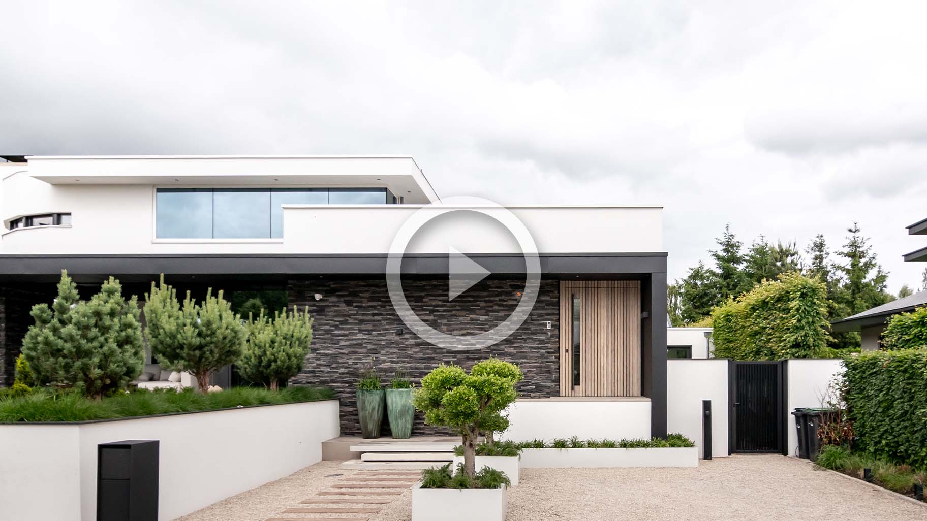 Different Doors taatsdeur als voordeur van vergrijsd essen