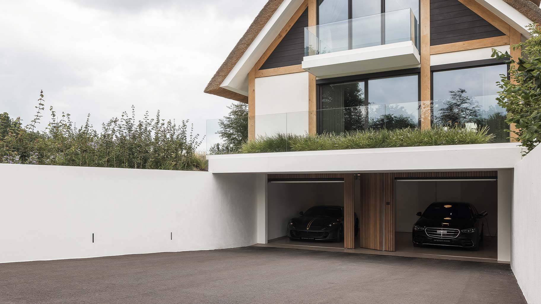 Houten garagedeur en loopdeur afrormosia