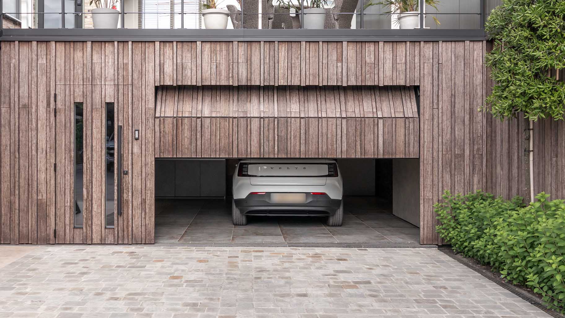 Bamboe garagedeur gelijk met de gevel