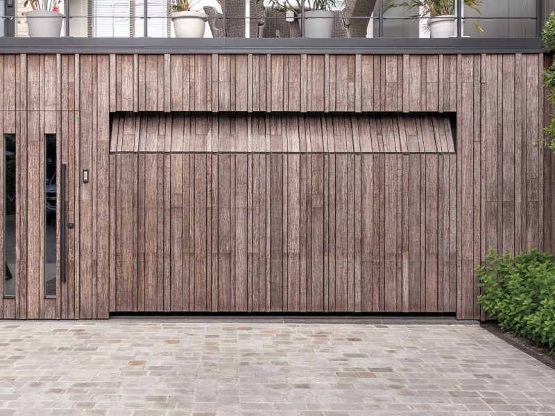 Bamboe garagedeur gelijk met de gevel