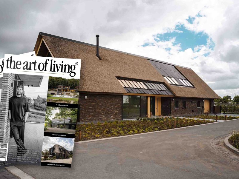 Modern landelijke villa met rieten kap en een eikenhouten garagedeur