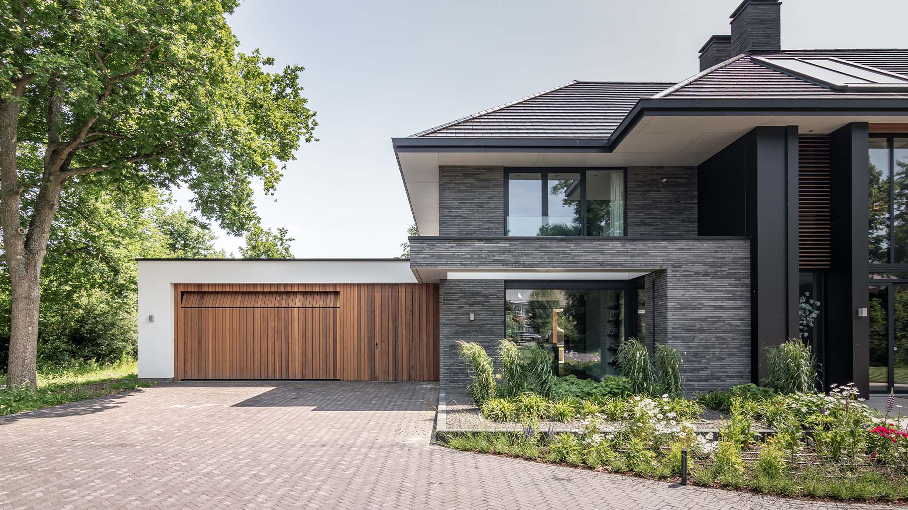 Garagedeur gelijk met de gevel red cedar hout