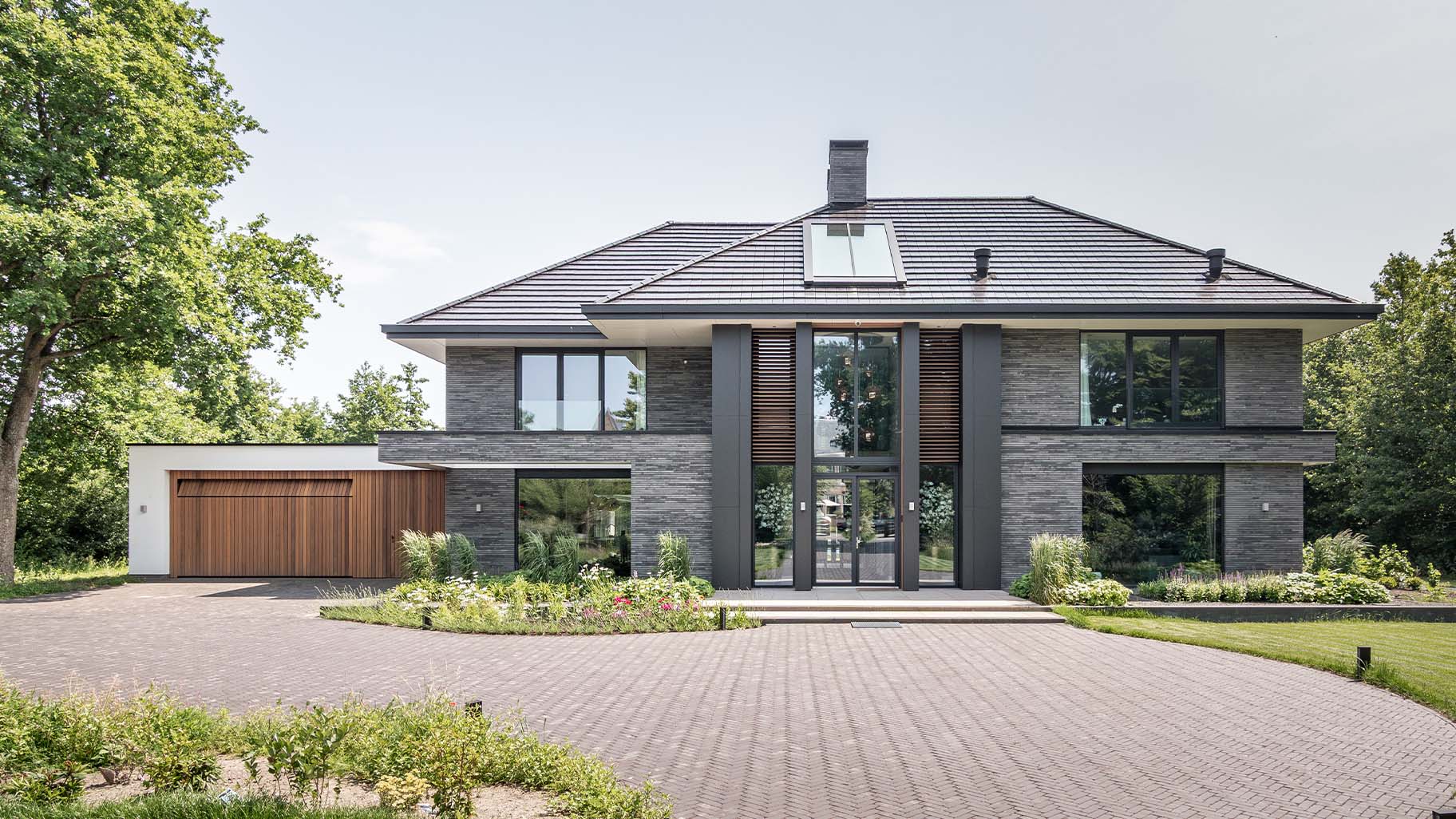 Garagedeur gelijk met de gevel red cedar hout