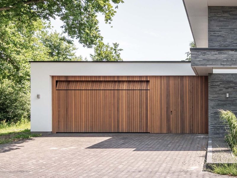 Garagedeur gelijk met de gevel red cedar hout