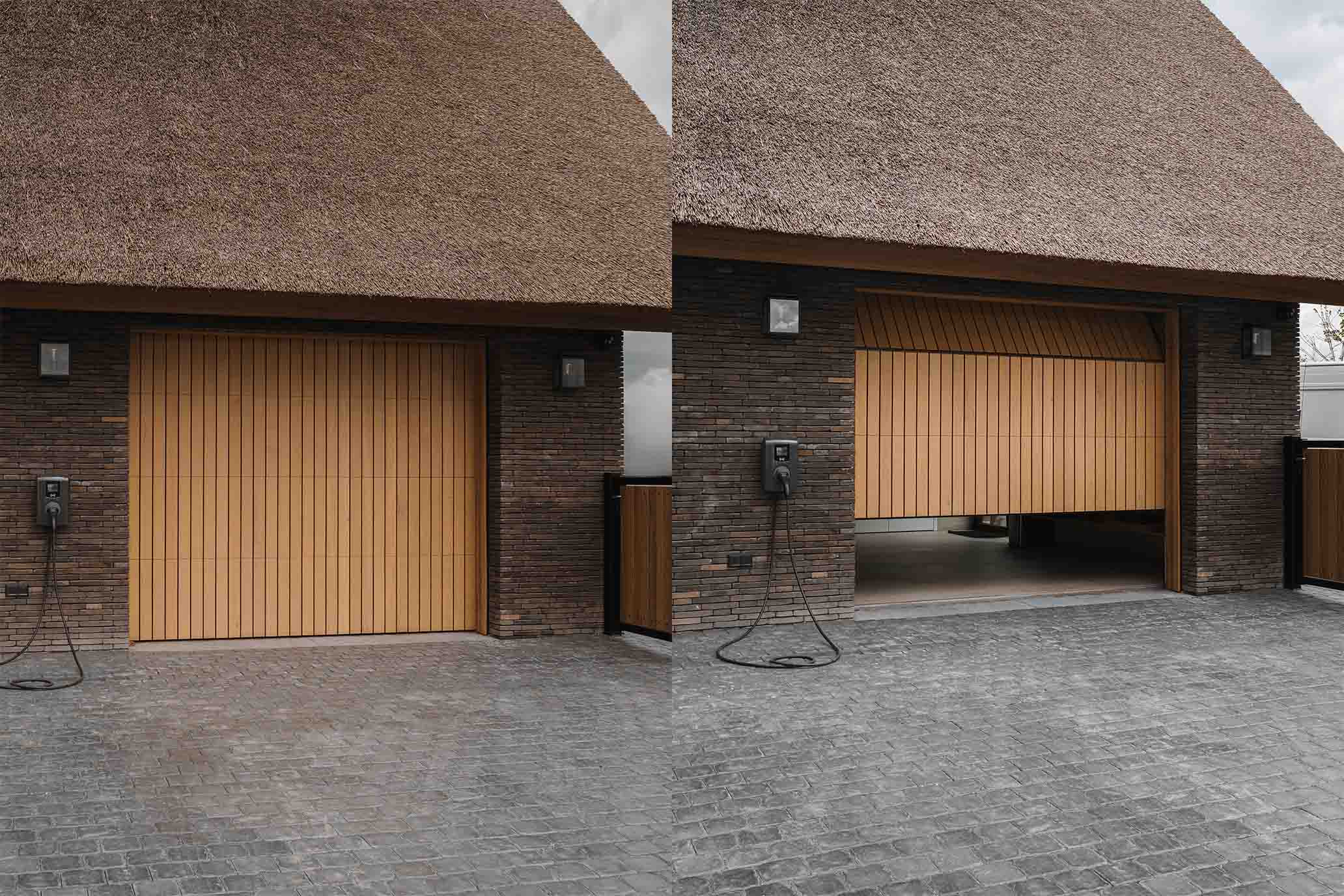 Modern landelijke villa met rieten kap en een eikenhouten garagedeur