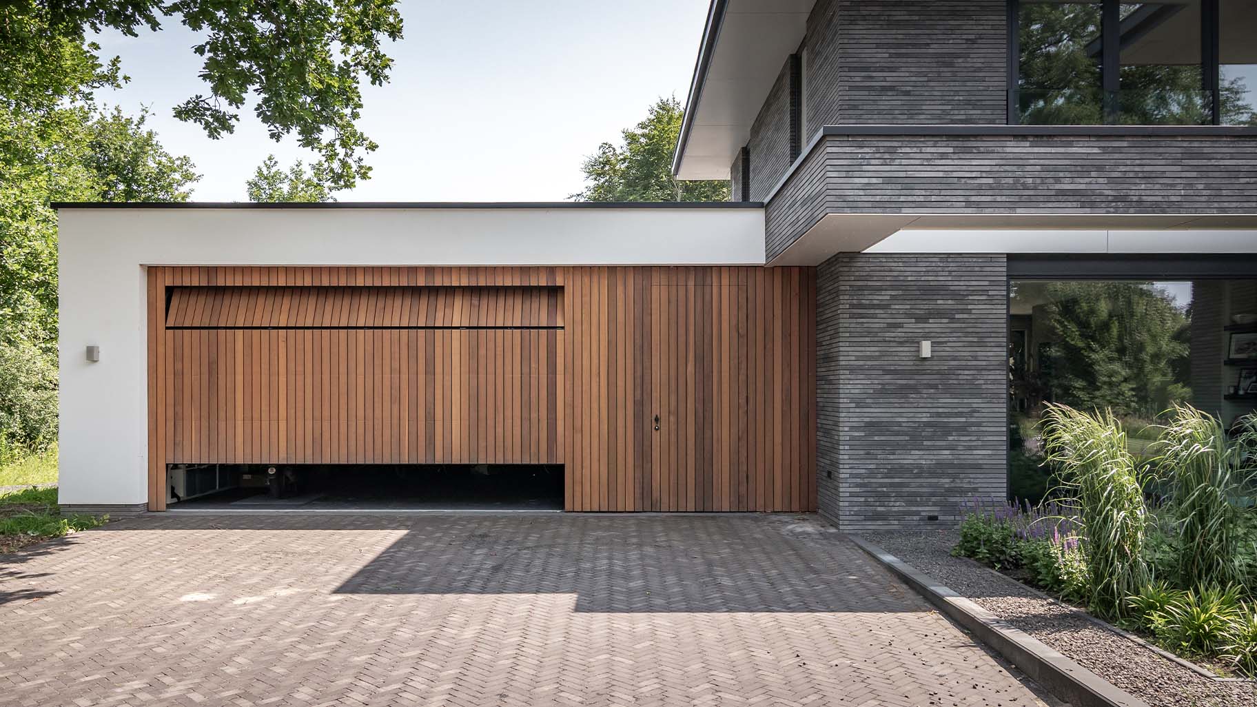 Houten garagedeur Western Red Cedar