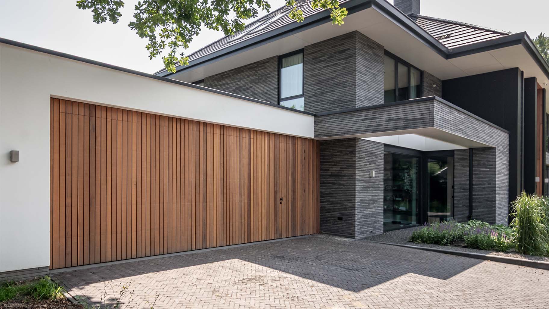 Houten sectionaaldeur met gevelbekleding