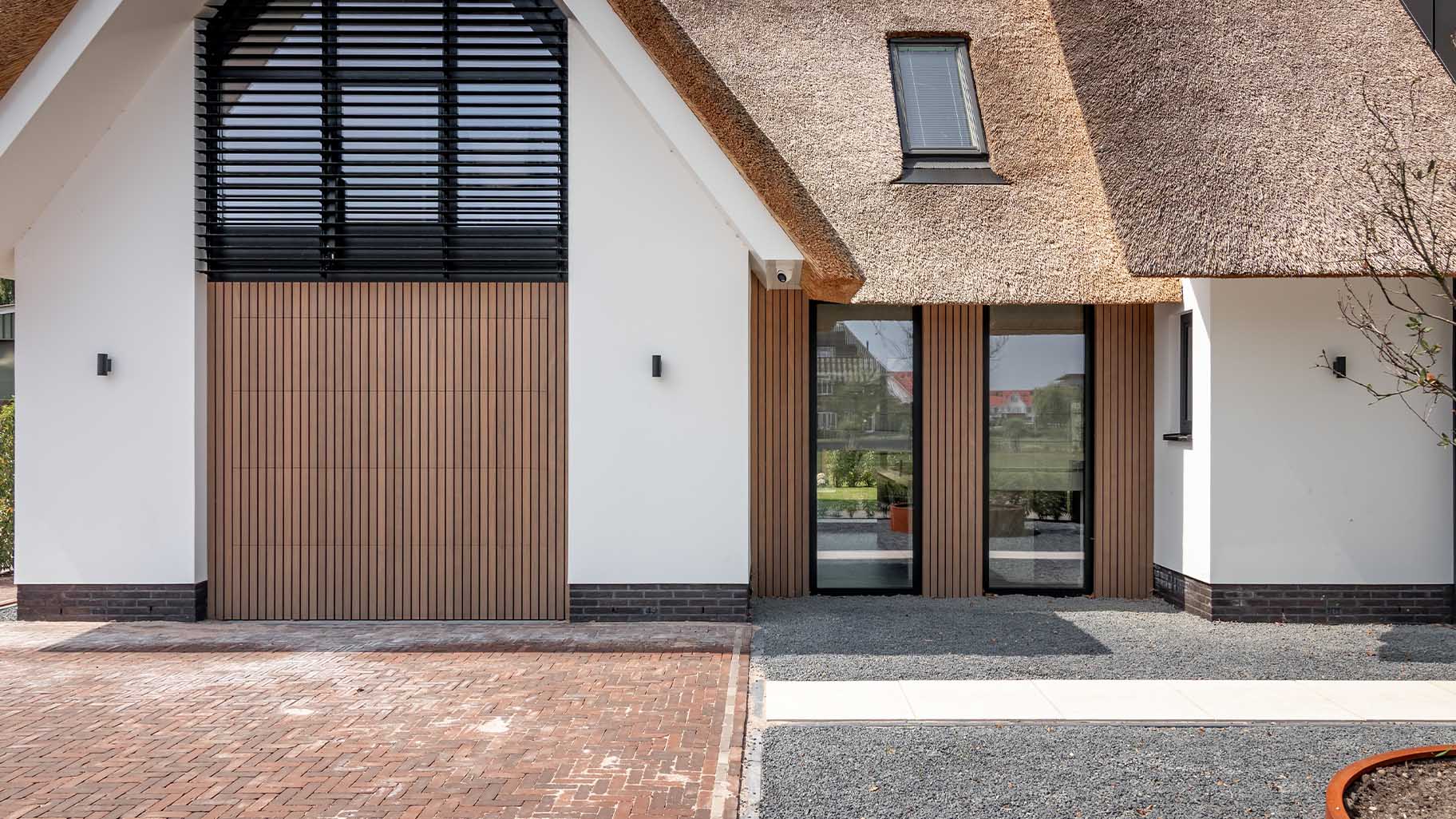Houten garagedeur afrormosia