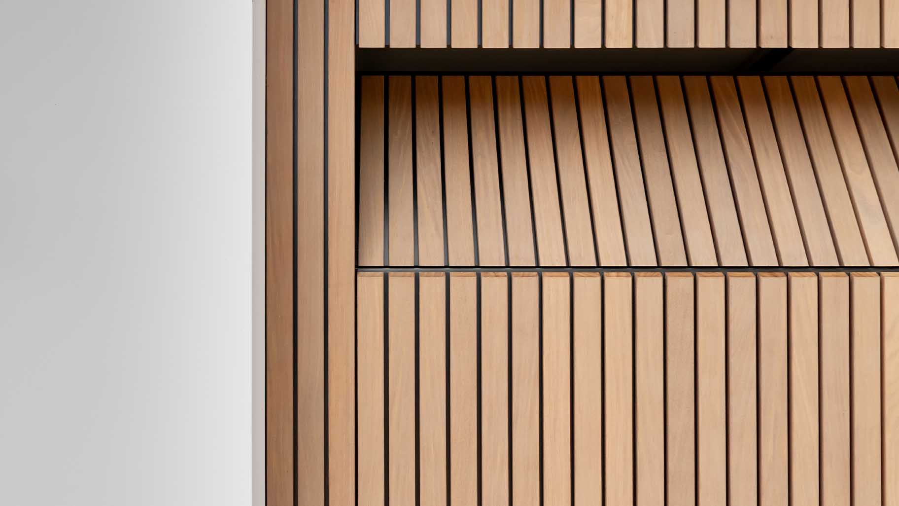 Houten garagedeur afrormosia