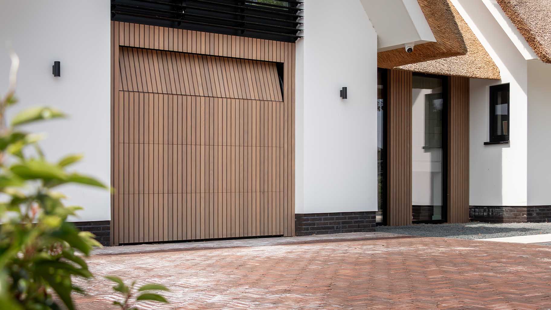 Houten garagedeur afrormosia