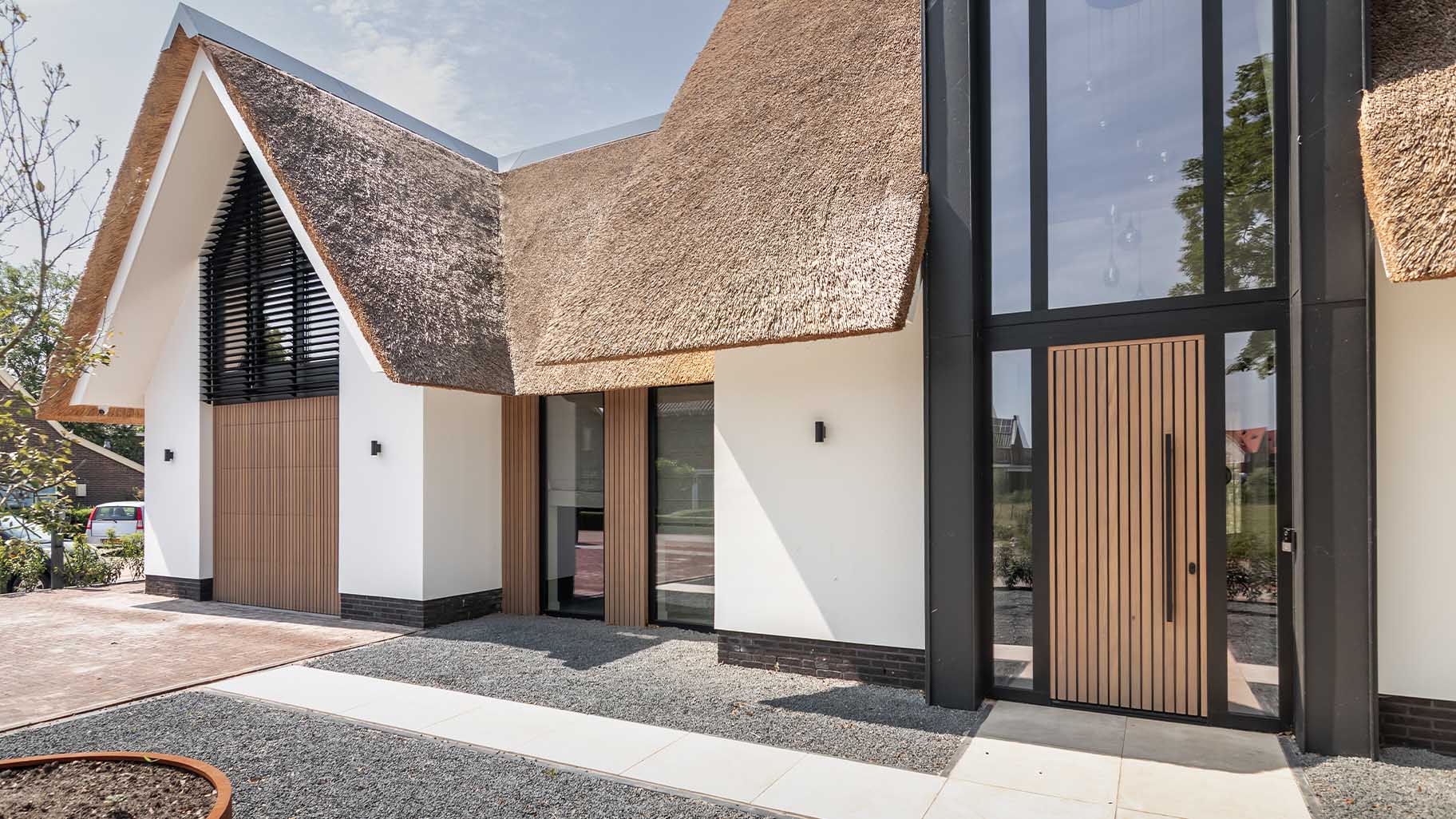 Houten garagedeur en voordeur nieuwbouwwoning