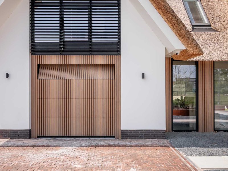 Houten garagedeur en voordeur nieuwbouwwoning