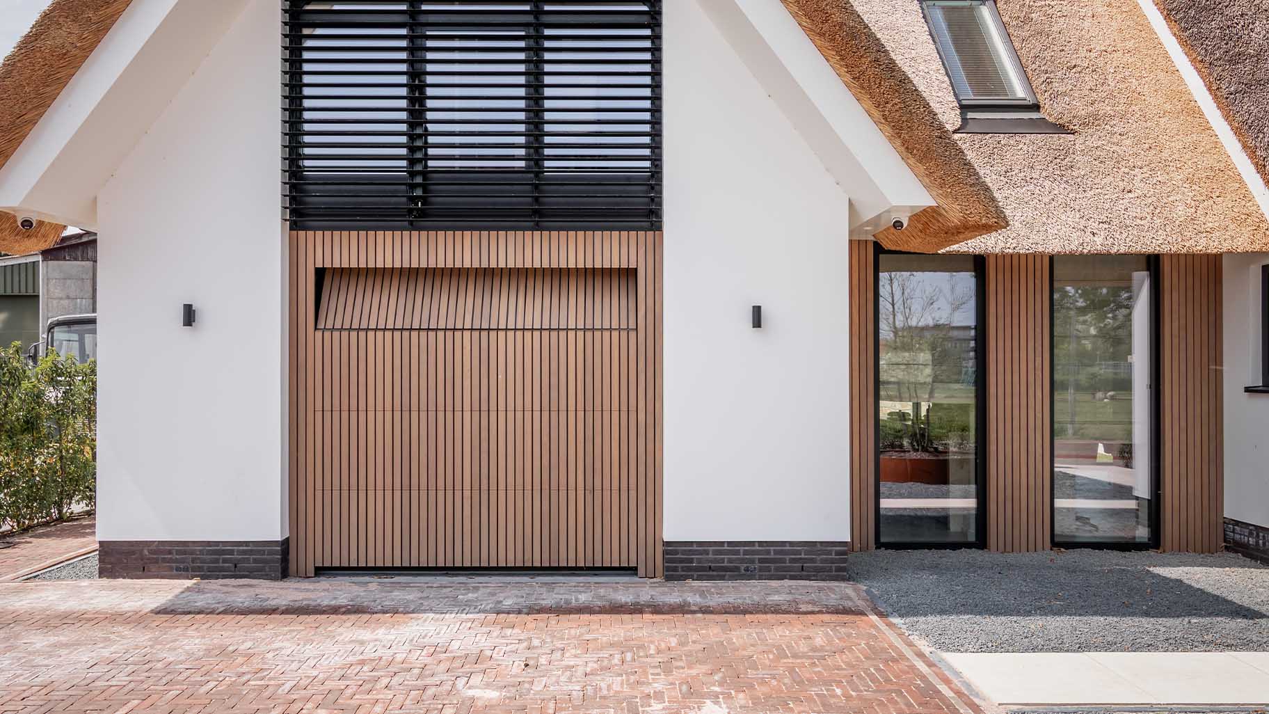 Houten garagedeur en voordeur nieuwbouwwoning