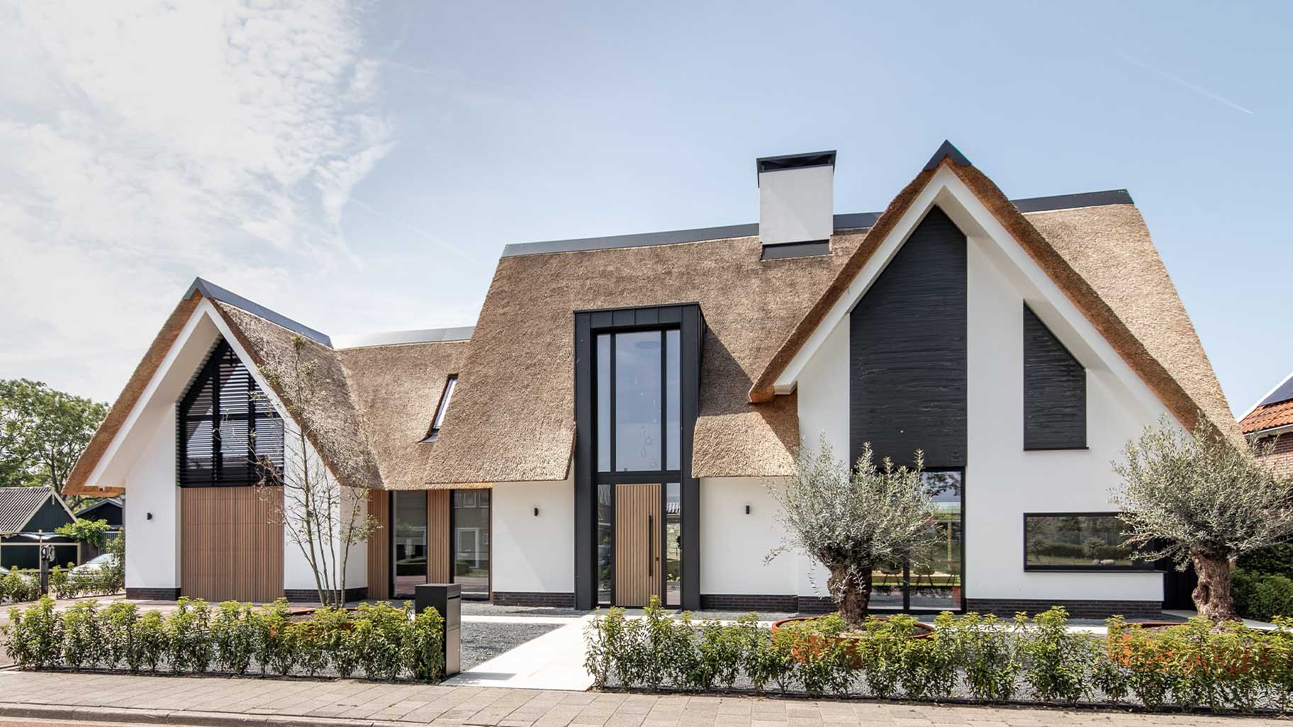 Houten garagedeur en voordeur nieuwbouwwoning