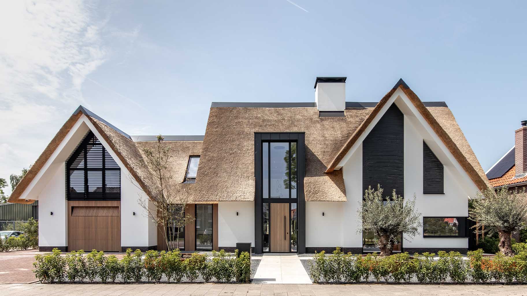 Houten garagedeur en voordeur nieuwbouwwoning