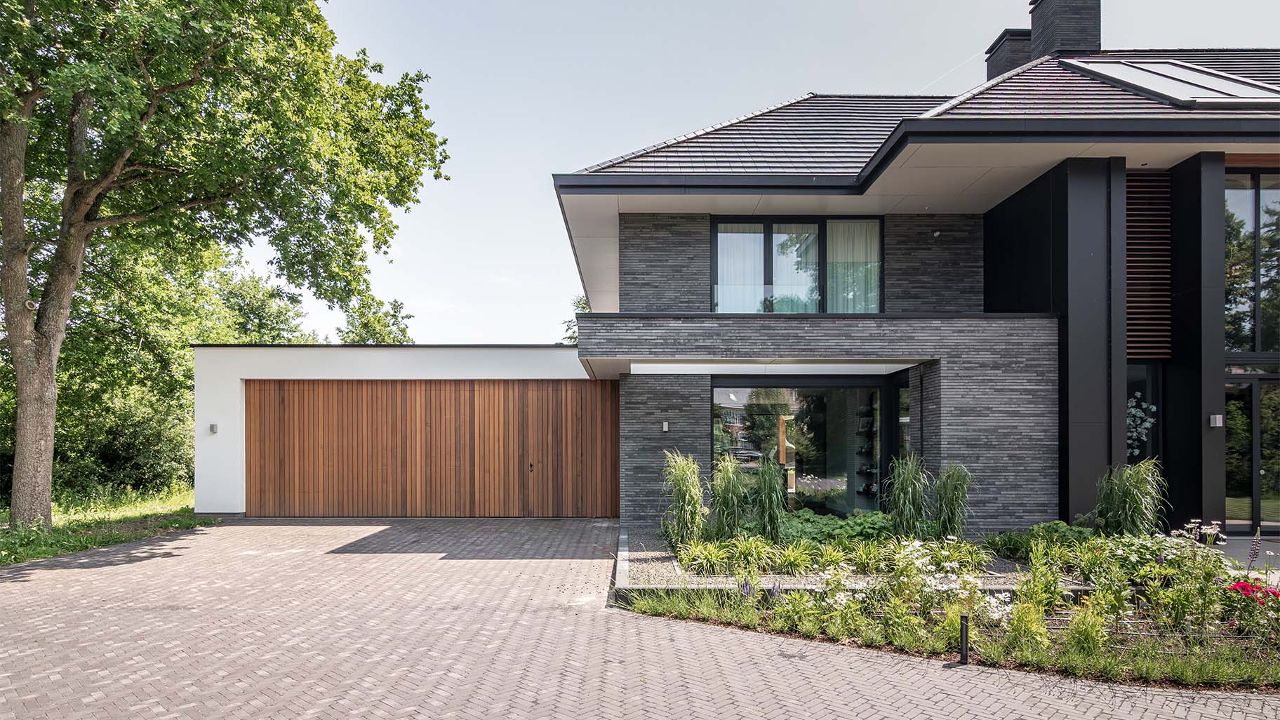 Houten garagedeur luxe woningen Different Doors