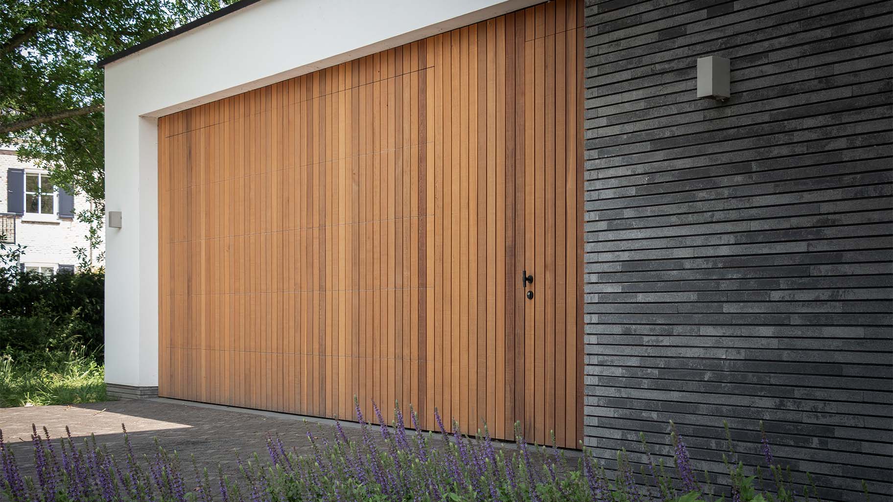 Houten garagedeur luxe woningen Different Doors
