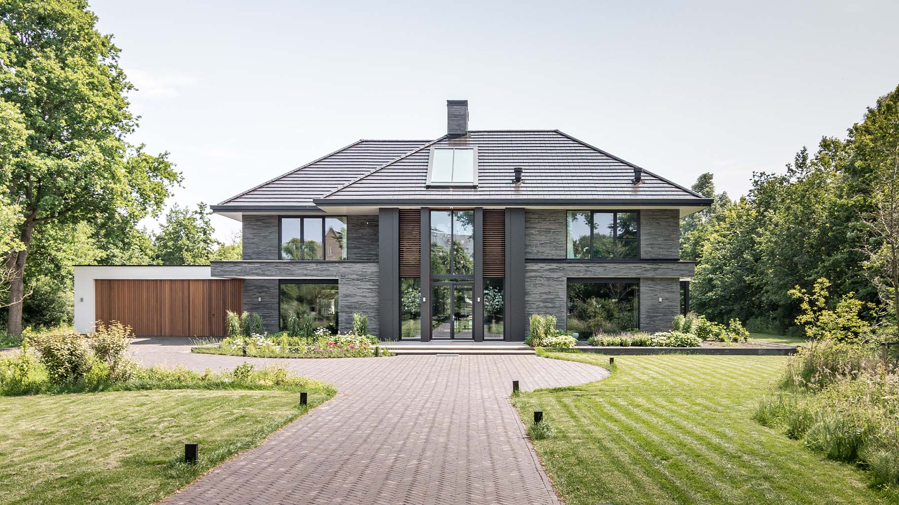 Houten sectionaaldeur met gevelbekleding