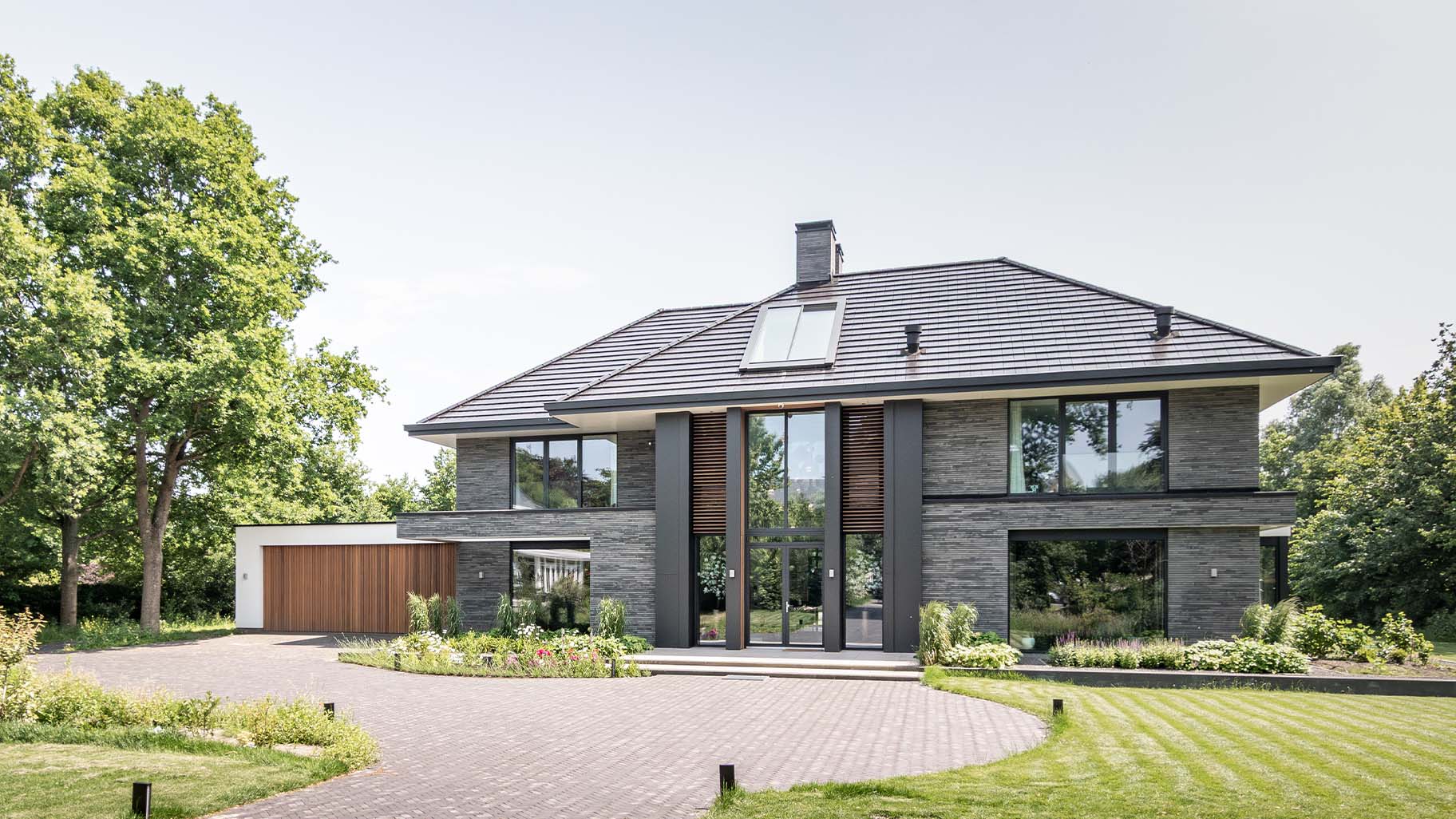 Houten sectionaaldeur met gevelbekleding