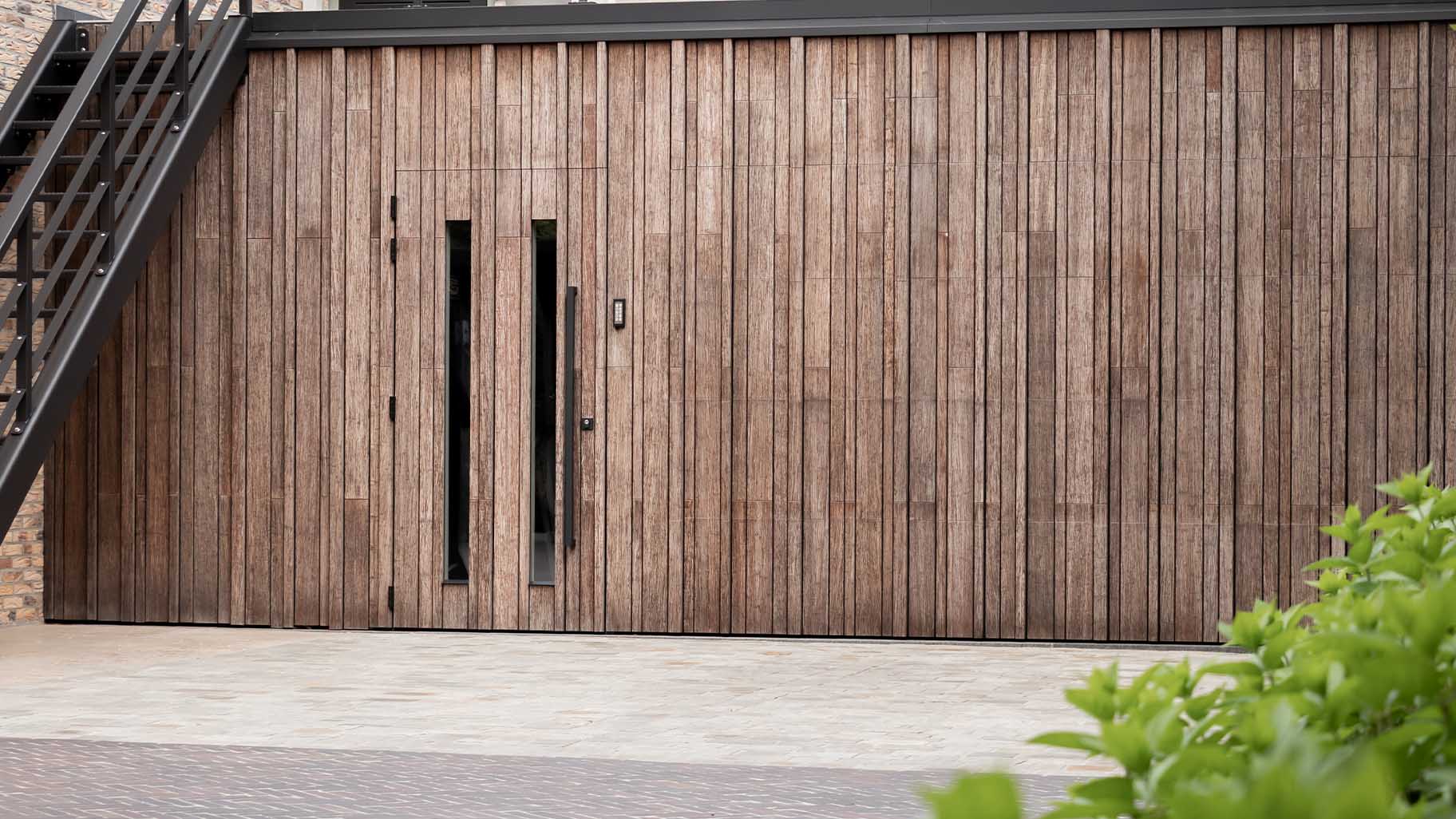 Onzichtbare houten garagedeur different doors