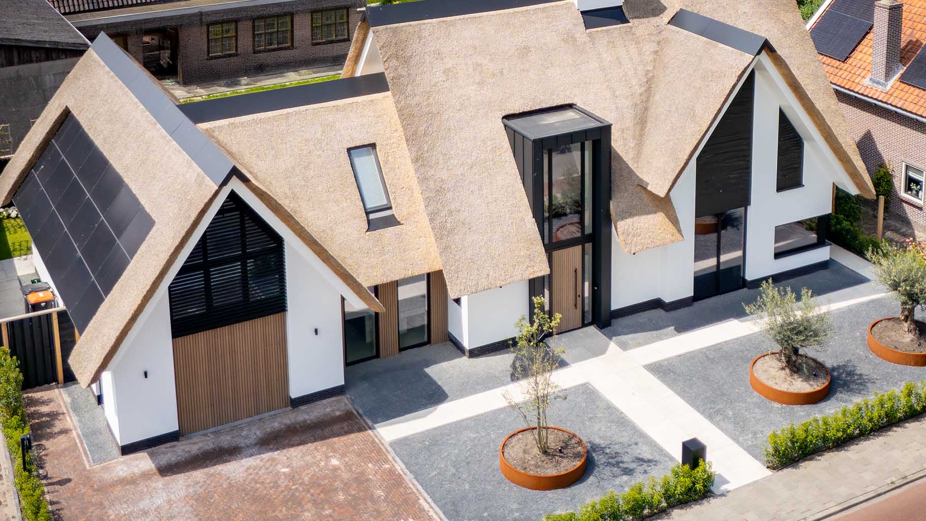 Houten garagedeur en voordeur in dezelfde stijl