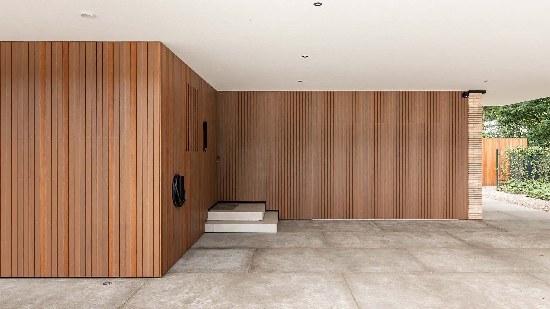 Zijwaartse Fraké houten garagedeur