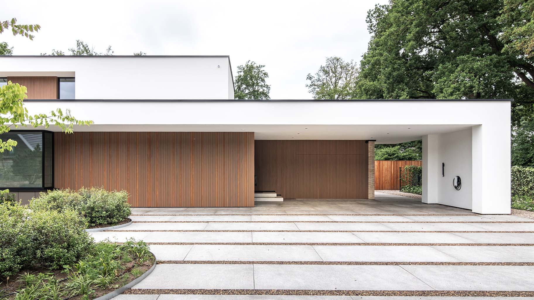 Zijwaartse garagedeur gelijk met de gevel